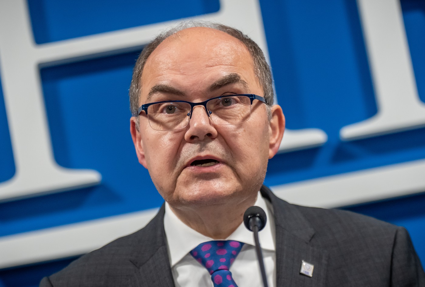 Germanul responsabil cu monitorizarea acordului de pace în Bosnia a primit o cască nazistă de la un ministru. „Este timpul să pleci din țară.”