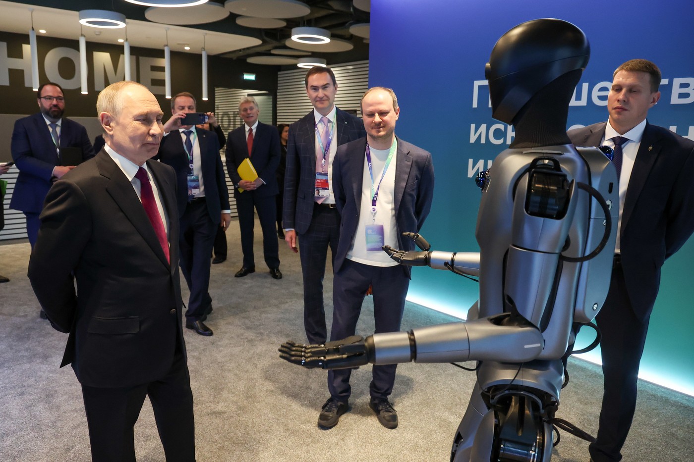 Imagini cu Vladimir Putin, întâlnindu-se cu un robot umanoid, după eșecul la lansarea unei alte mașinării echipate cu AI. Ce a comunicat liderul rus.