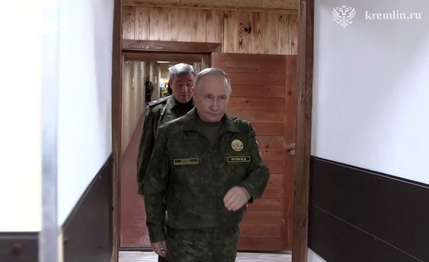 Rusia afirmă că a preluat controlul asupra orașului Kupiansk din Ucraina. Vladimir Putin, prezent într-un centru de comandă al forțelor ruse.