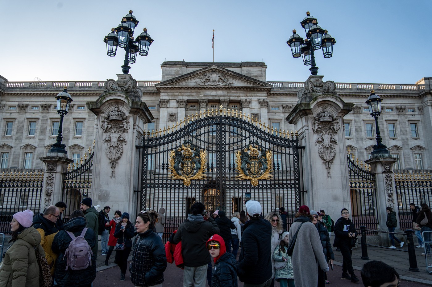 Târgul de Crăciun de la Palatul Buckingham, o păcăleală AI. Mai mulți turiști aflați în Londra au căzut victime farsei.