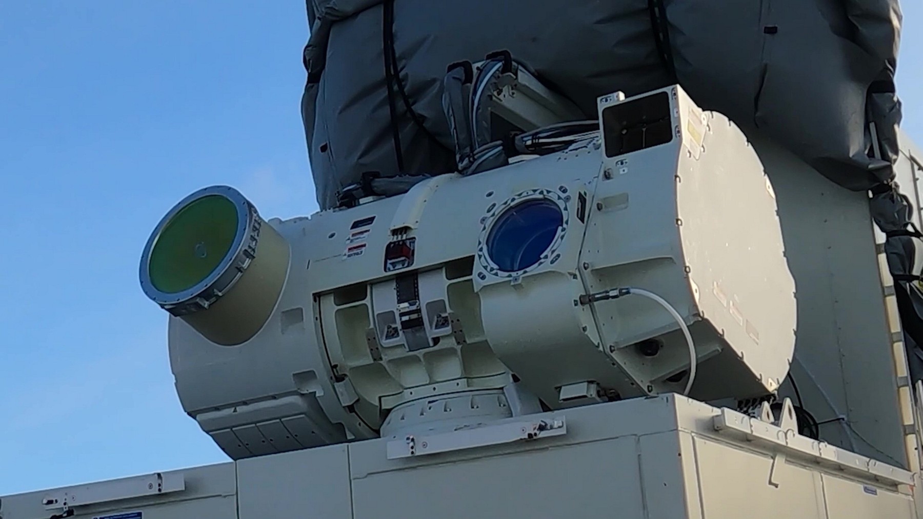 Demonstrație în Atlantic a unei arme britanice cu laser care a distrus drone.