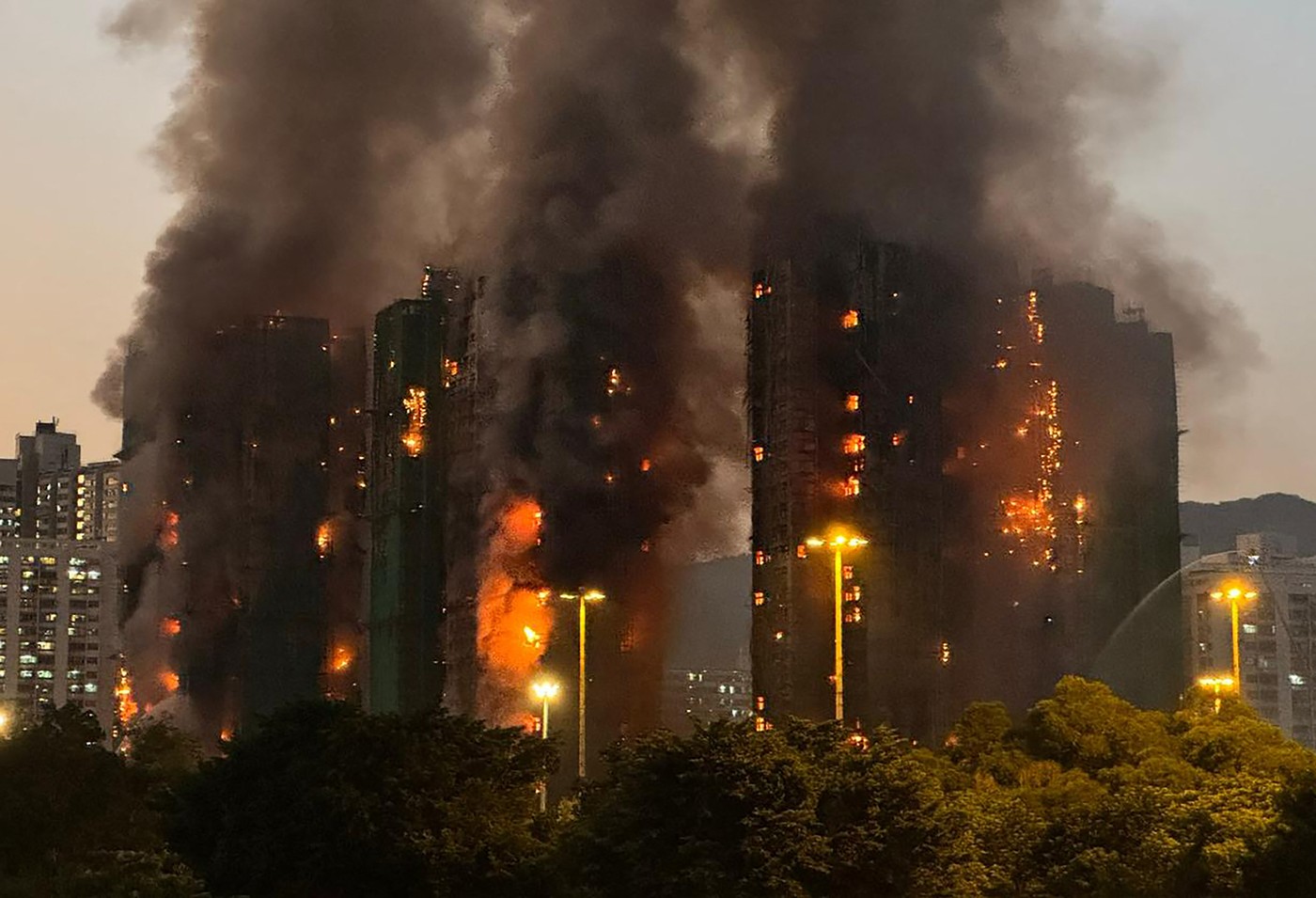 Giganții chinezi se mobilizează și contribuie cu zeci de milioane după incendiul devastator din Hong Kong, care a provocat zeci de morți și sute de dispăruți.