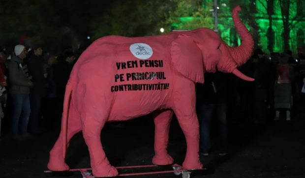 Protest în Piața Victoriei, cu un elefant roz uriaș, împotriva pensiilor speciale: „Vrem drepturi egale”