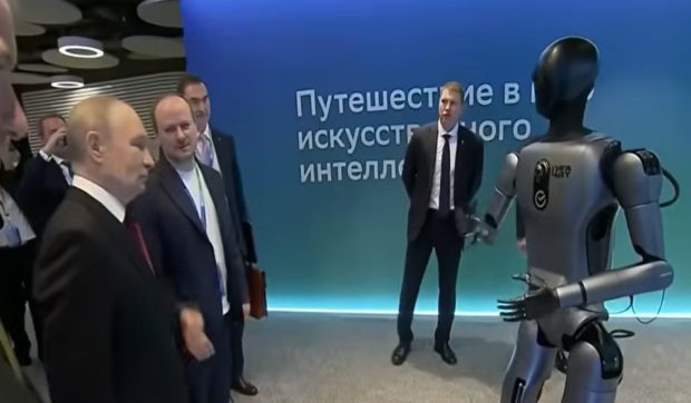 Reacția lui Vladimir Putin la un robot care dansa dedicat lui