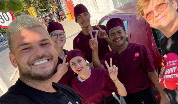 Răzvan Botezatu își lansează propriul Târg de Crăciun în Lazu, având angajați nepalezi și colaborând cu surorile sale: „Mama a îndeplinit și rolul de tată”.