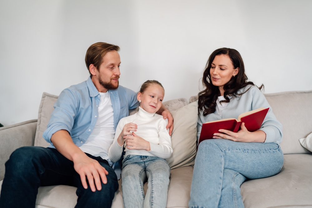 Construirea relațiilor pozitive în familie începe în primii ani și oferă sprijin copiilor pe parcursul întregii vieți. 5 sfaturi utile și pentru părinții care au avut o copilărie în medii toxice.
