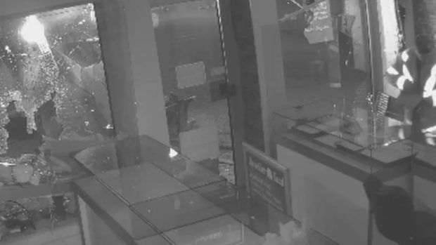 Un bărbat a sustras un excavator, a pătruns într-o bijuterie și a încercat să ridice și un bancomat, în Germania.