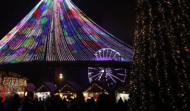Târgul de Crăciun din Drumul Taberei a fost inaugurat cu focuri de artificii: frigul și ploaia nu i-au descurajat pe bucureșteni.