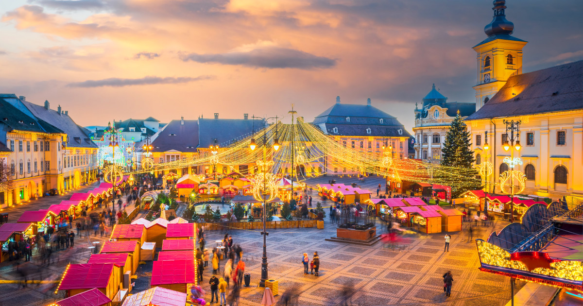 Târgul de Crăciun din Sibiu își deschide porțile vineri, 14 noiembrie: Roată Panoramică, patinoar și alte atracții în Piața Mare.