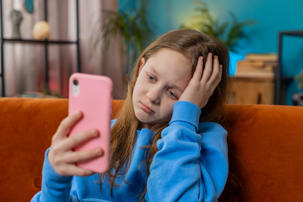 Studiu: Creierul copiilor se dezvoltă în ritmul TikTok, shorts și reels, nu în cel necesar pentru școală, lectură sau activități ce necesită răbdare