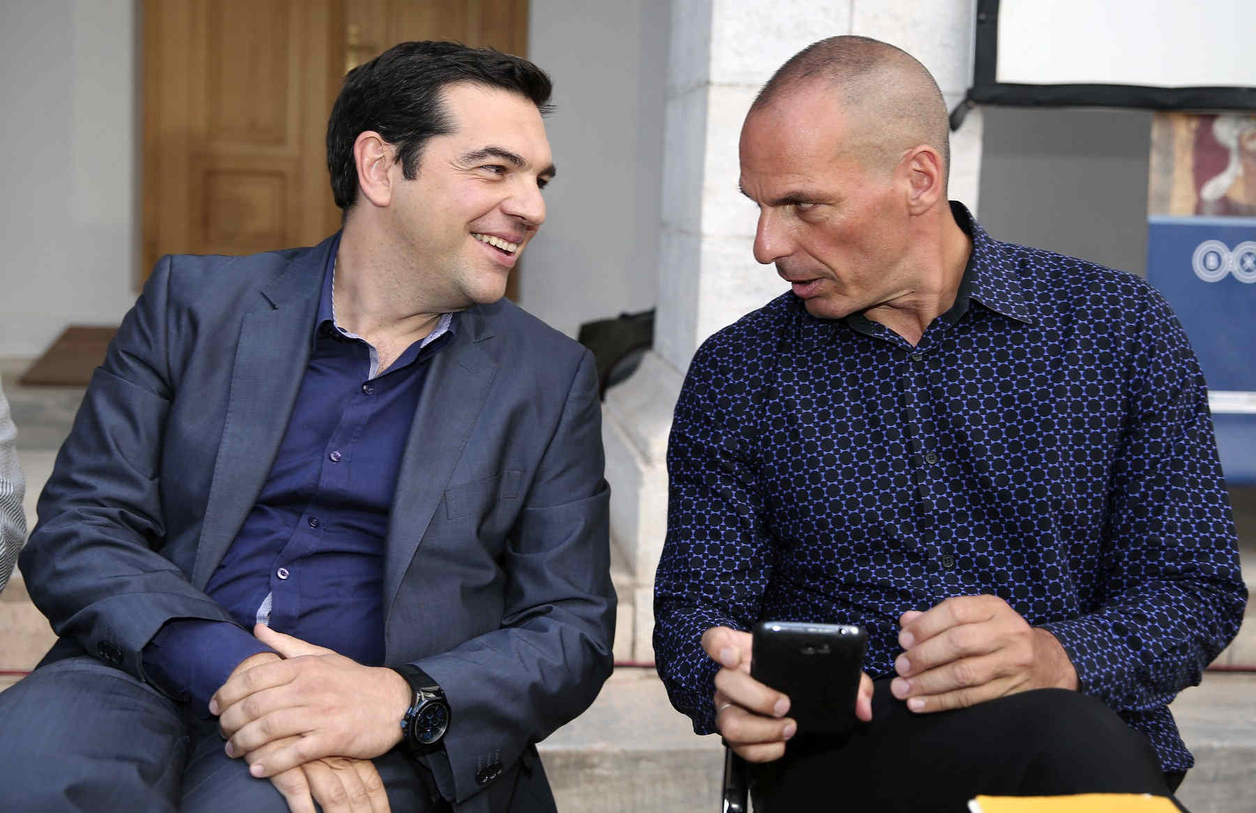 Conflict între două personalități importante ale stângii din Grecia. „Toată lumea îl ura pe Varoufakis”, afirmă Tsipras. „Tsipras reprezintă cea mai mare realizare a Troicii”, răspunde Varoufakis.