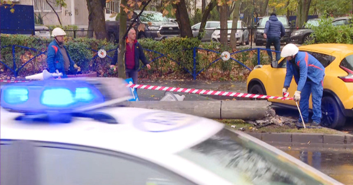 Accident grav în București: un stâlp de electricitate s-a prăbușit pe bulevard în urma impactului cu o mașină. O persoană rănită.