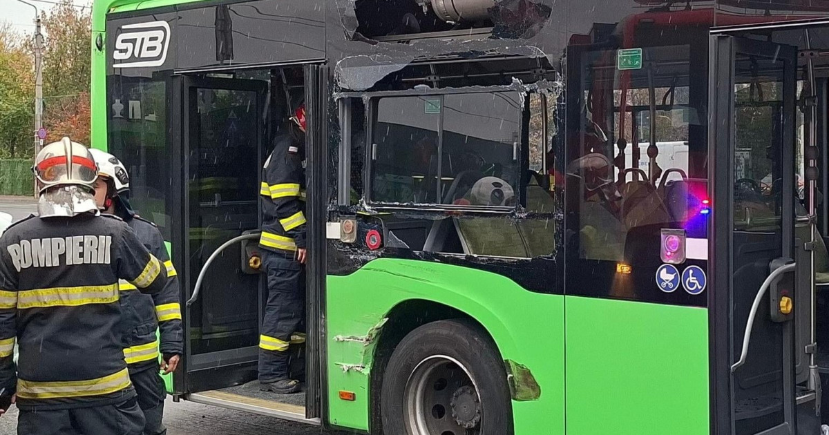 Accident între un autobuz și un tramvai în București, cu opt persoane rănite; circulația liniei 41 este oprită.
