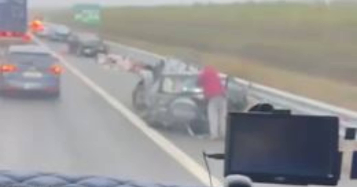 Carambol cu 3 mașini pe Autostrada Soarelui, pe direcția spre București: un bărbat a decedat.