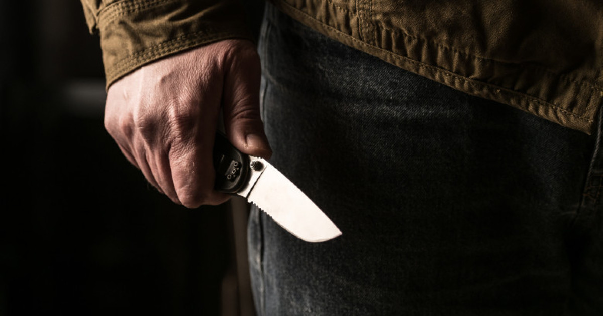 Coșmar într-un cartier din Galați. Localnicii, terorizați de un vecin care îi amenință și îi lovește: „A fugărit copiii cu cuțitul.”