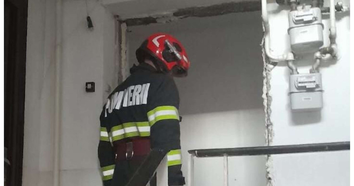 Explozie într-un bloc din Râmnicu Sărat: zeci de oameni evacuați. Nu au fost victime. Care a fost cauza deflagrației?