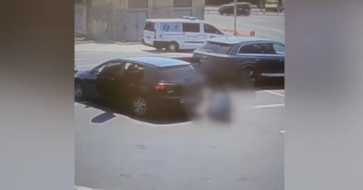 Momentul în care o tânără este scoasă din maşină, lovită şi răpită în Dâmbovița. Identitatea celor doi agresori.