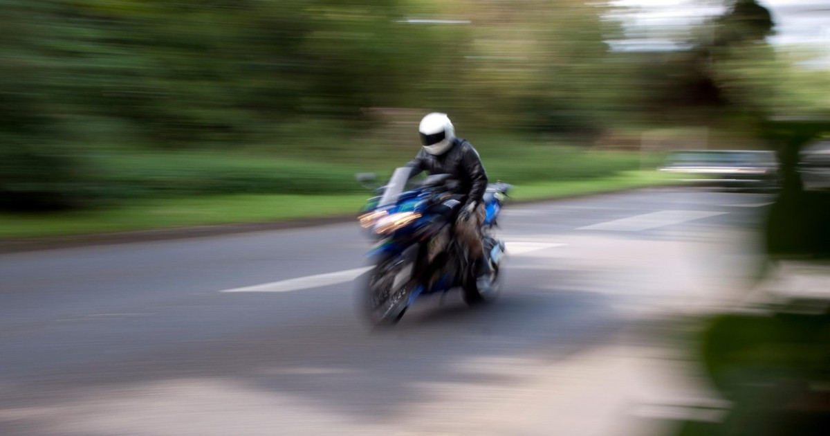 Motociclist vitezoman lăsat 2 ani fără permis după ce a depășit de 13 ori linia continuă.