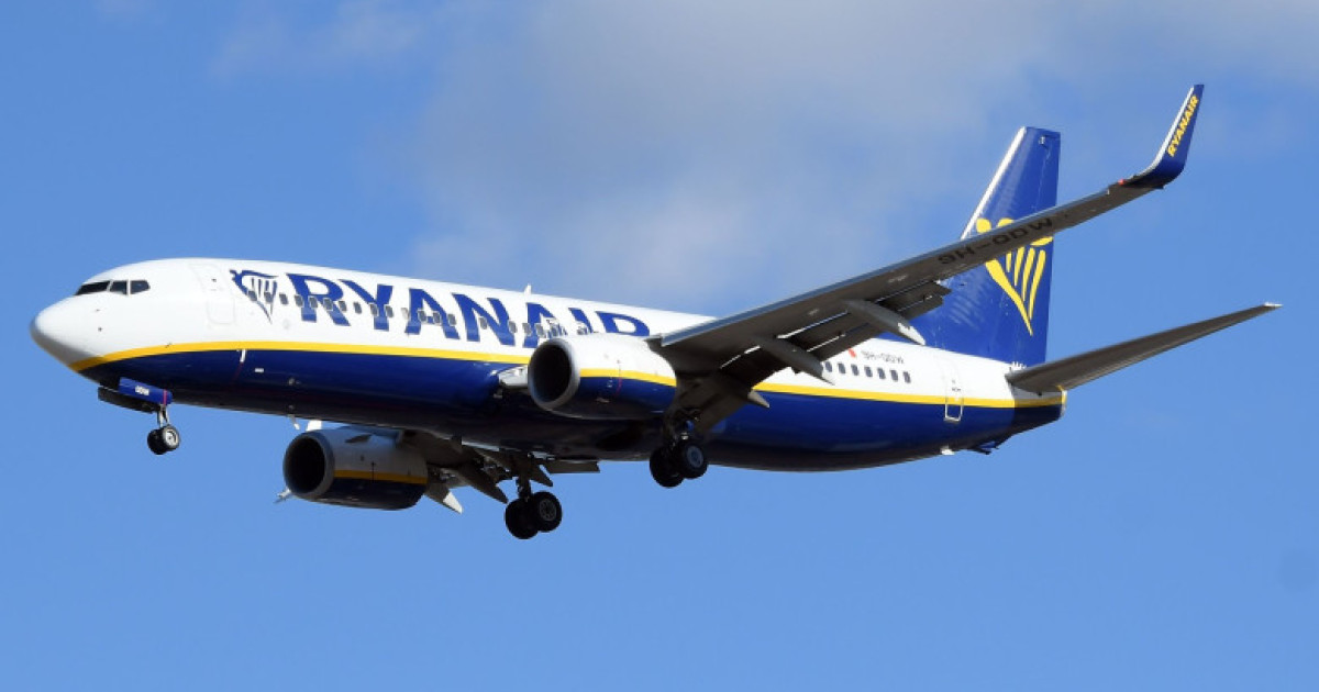 Un avion a rămas imobilizat pe pista aeroportului din Cluj, după aterizare. Unul dintre piloți a fost transportat cu ambulanța, în stare de inconștiență.