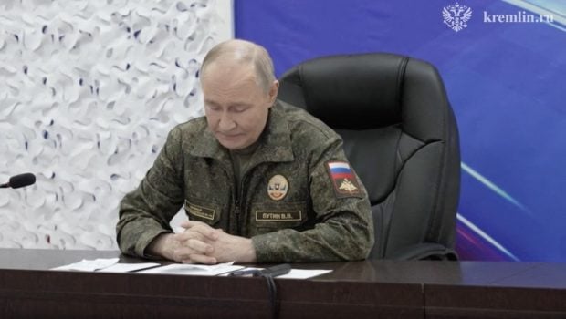 Vladimir Putin se înregistrează într-un centru de comandament și afirmă că soldații săi au capturat orașul Kupiansk. Armata ucraineană contestă ferm această afirmație.