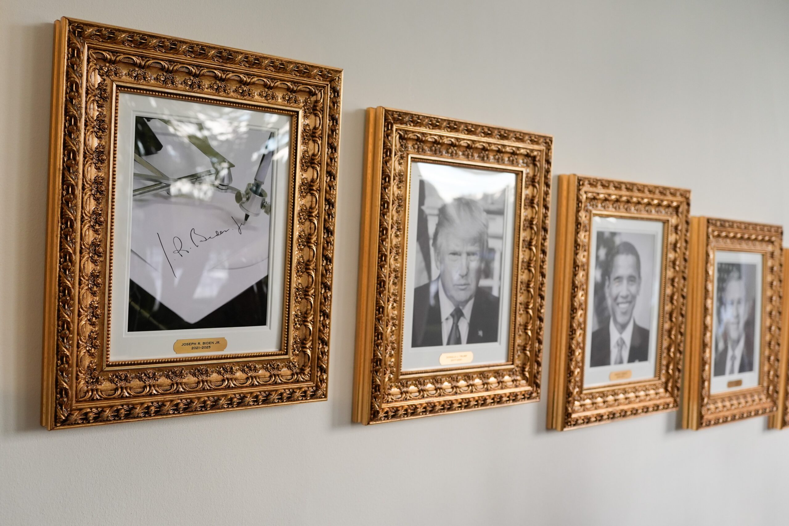 „Barack Hussein Obama” și „Somnorosul Joe Biden”: Insulte la adresa foștilor președinți, expuse pe plăcuțe comemorative la Casa Albă.