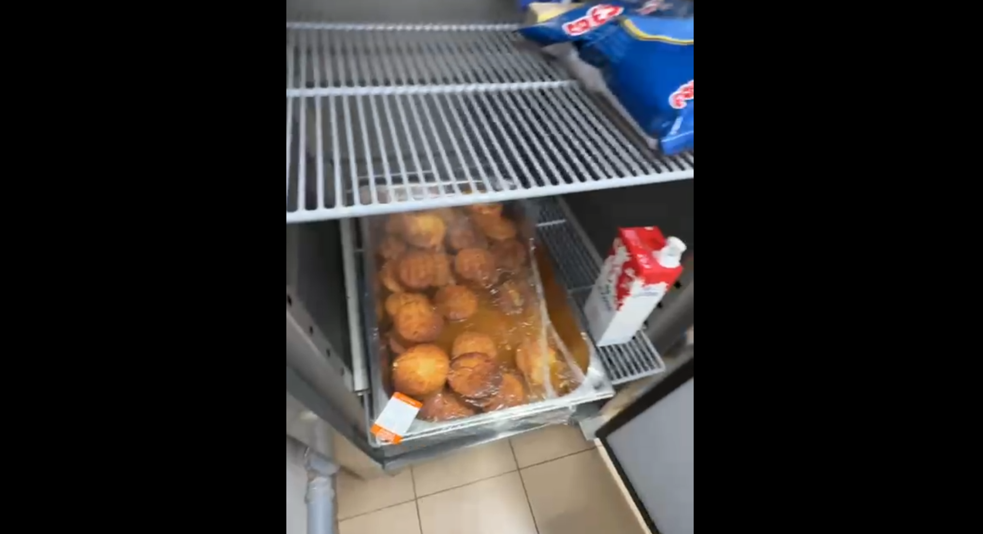 Descoperire terifiantă la un restaurant din Constanța: ANPC a descoperit un șoarece mort, gândaci și pânze de păianjeni.