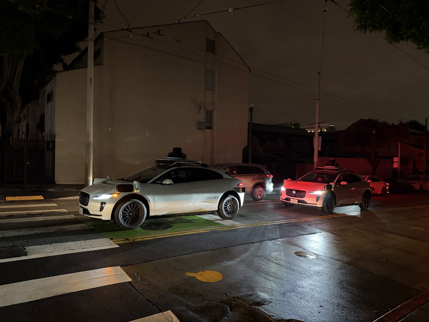 Pană de curent în San Francisco: Robotaxiurile Waymo au rămas blocate în trafic și au oprit orașul.