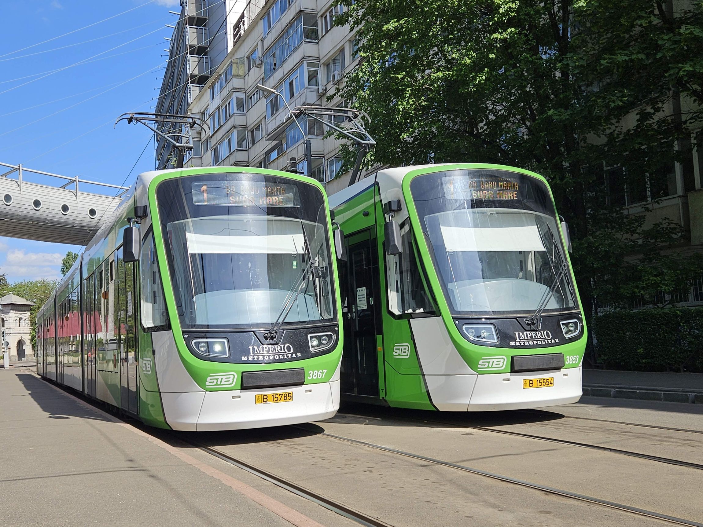 Coliziune între două tramvaie într-o intersecție din București; un copil a fost transportat la spital.
