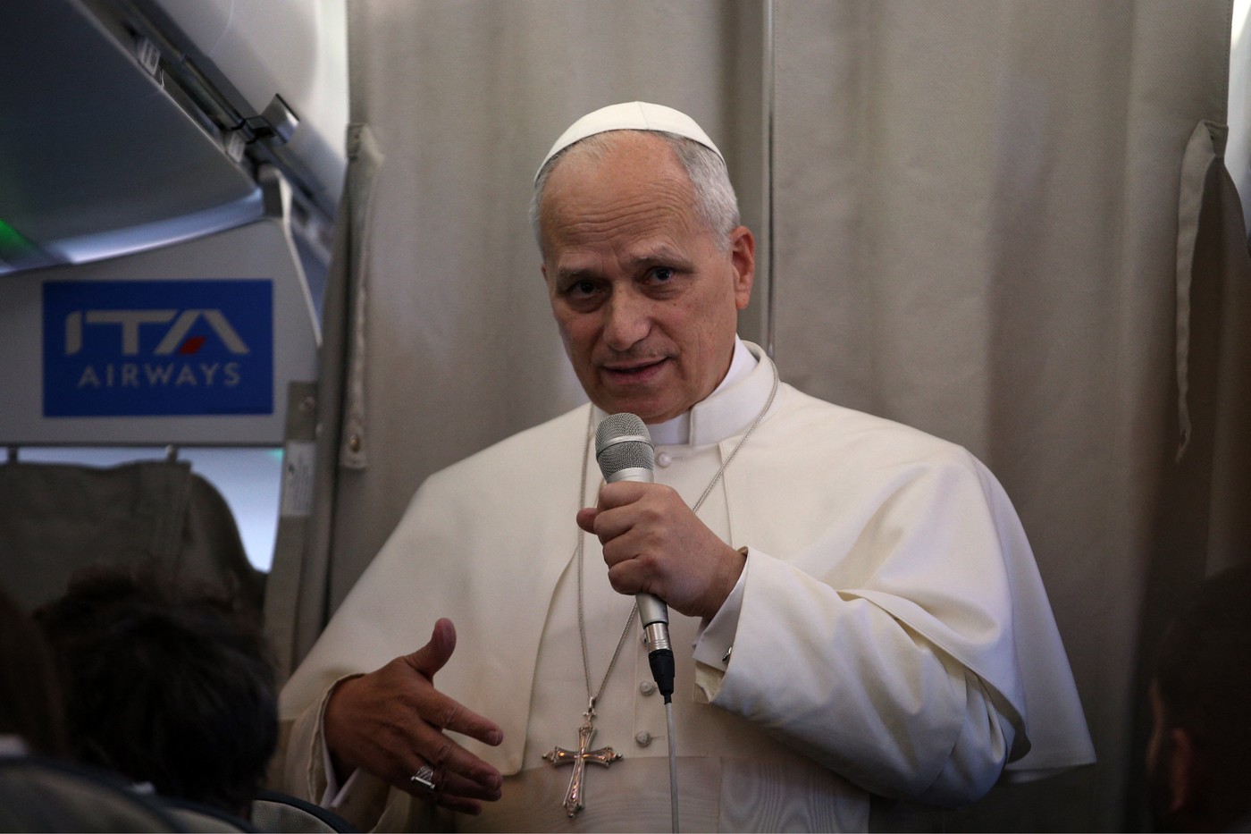 Papa Leon al XIV-lea a trimis trei camioane cu asistență umanitară în Ucraina.