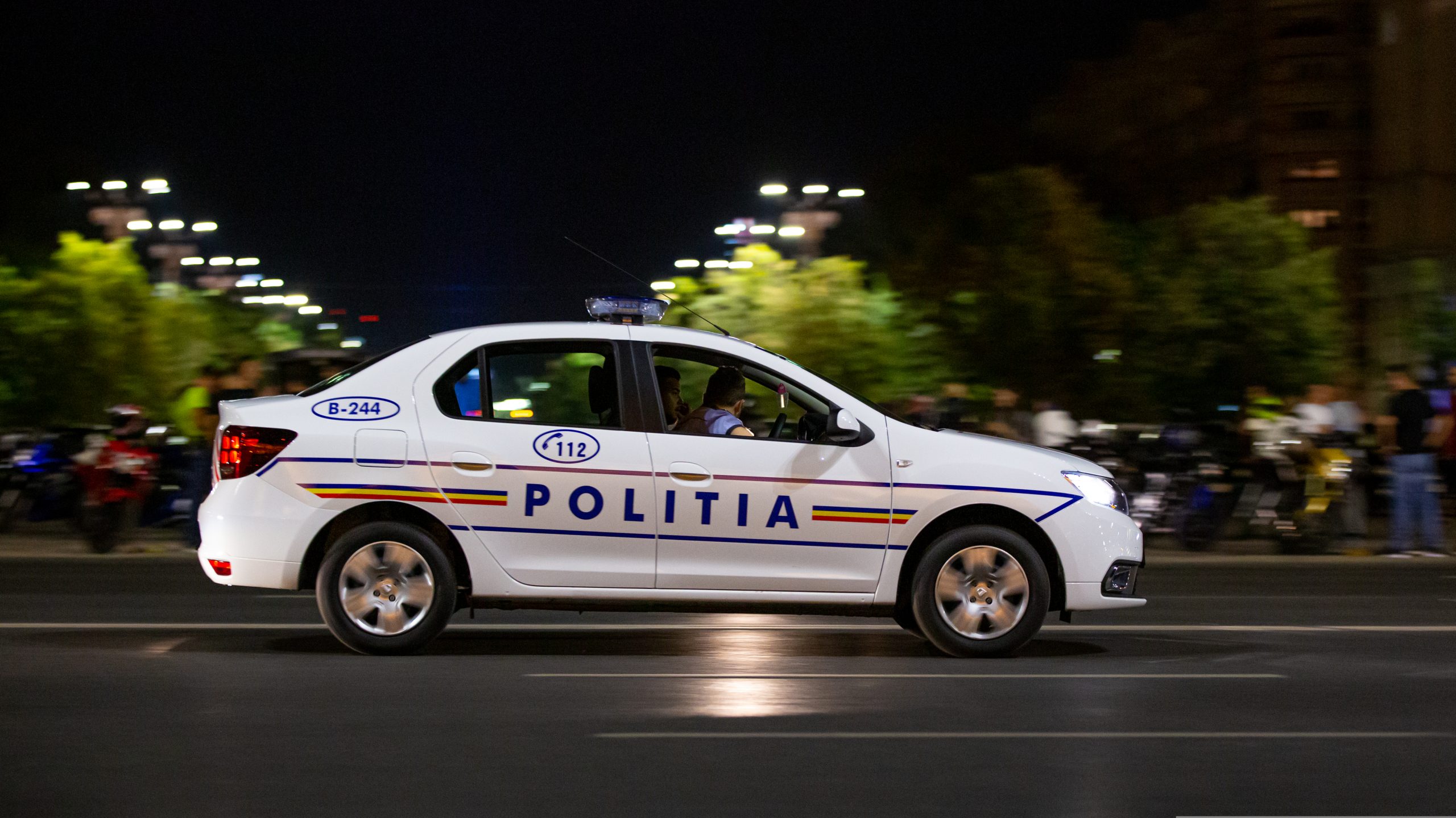 O mașină de poliție aflată în misiune în Constanța a fost implicată într-o coliziune cu un alt vehicul. Doi agenți și celălalt șofer au fost transportați la spital.