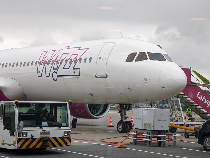 Dificultățile de la unul dintre cele mai mari aeroporturi din România persistă și astăzi. Mai multe zboruri Wizzair sunt întârziate sau anulate.