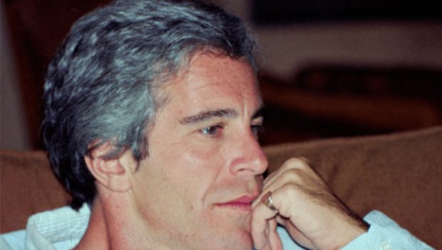 Donald Trump este acuzat de viol asupra unei femei, alături de Jeffrey Epstein. Presupusa victimă a fost descoperită decedată după ce a făcut o plângere la poliție.