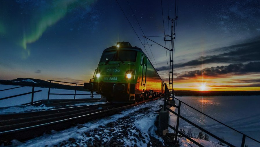 Fabrica din România care a produs locomotivele destinate Cercul Polar, „capabile să funcționeze la temperaturi de -40 de grade”. „Pot transporta trenuri de 3.000 de tone”