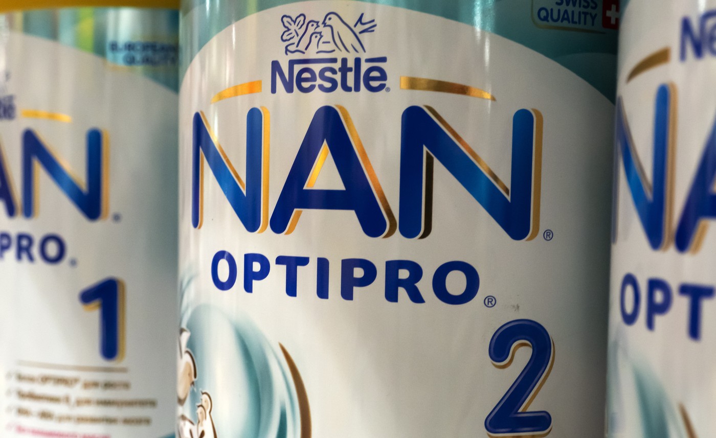 Lapte praf pentru sugari, retras de la vânzare de Nestle, după descoperirea unei bacterii pe linia de producție. Comunicatul hipermarketurilor.