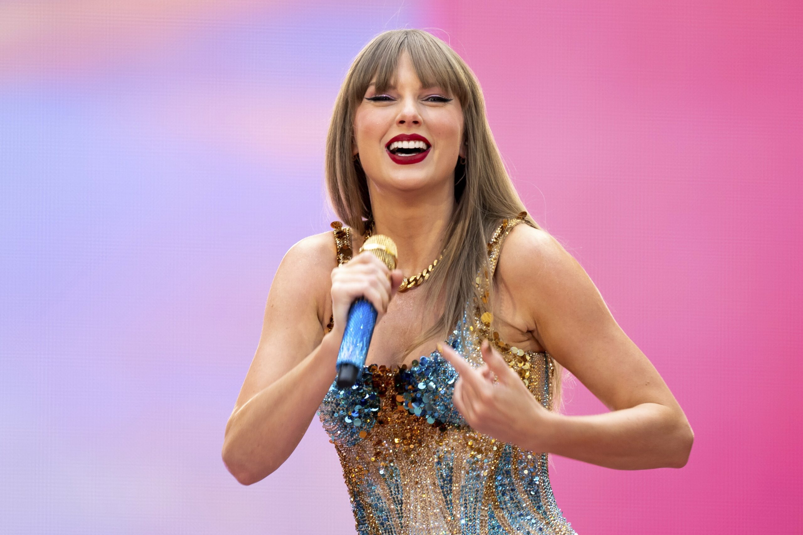 Taylor Swift, cadou de Crăciun în valoare de două milioane de dolari. Cum a distribuit cântăreața americană banii.