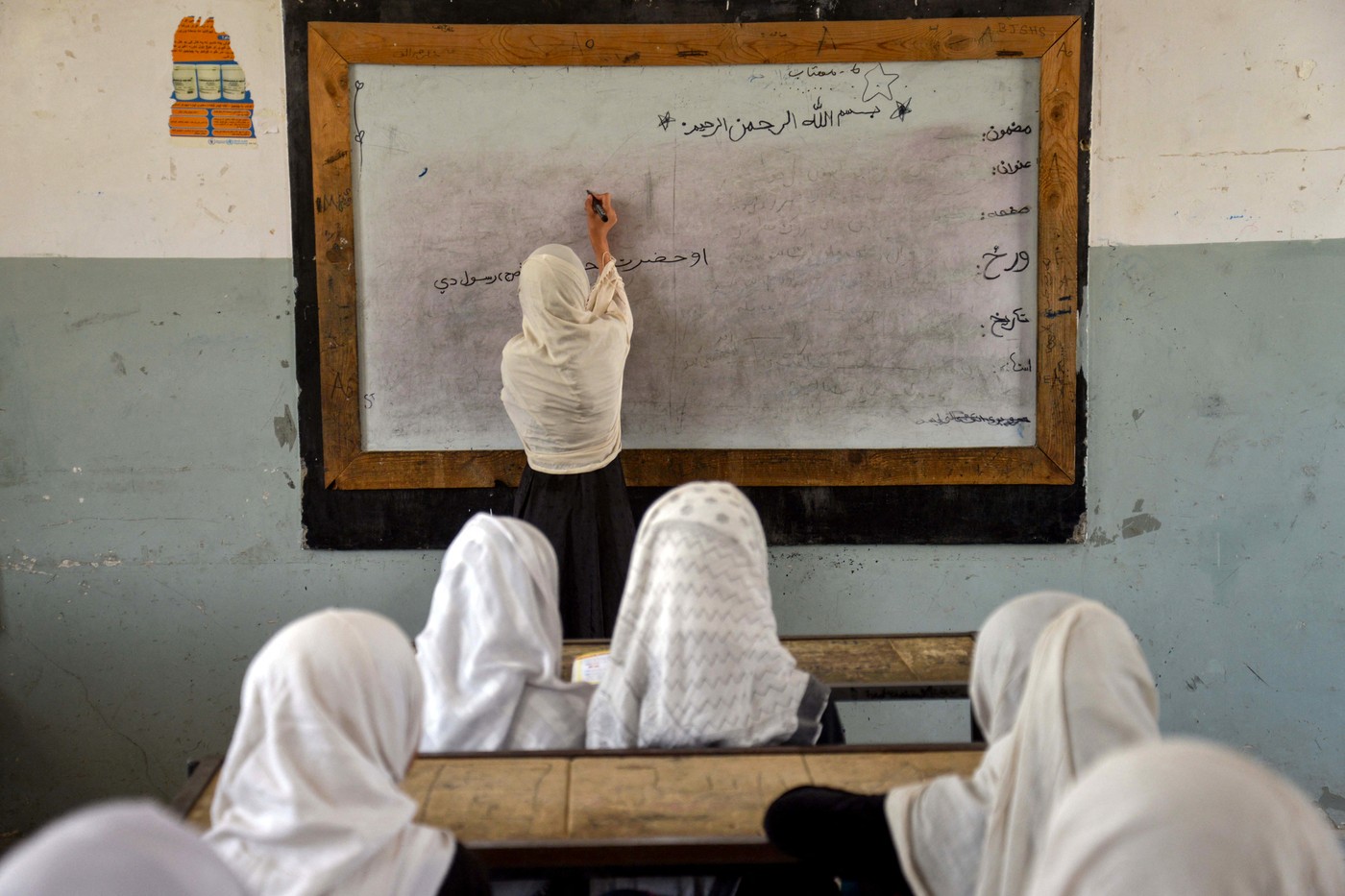 Imaginea unei fete afgane în timpul studiului, desemnată Fotografia anului 2025 de către UNICEF.