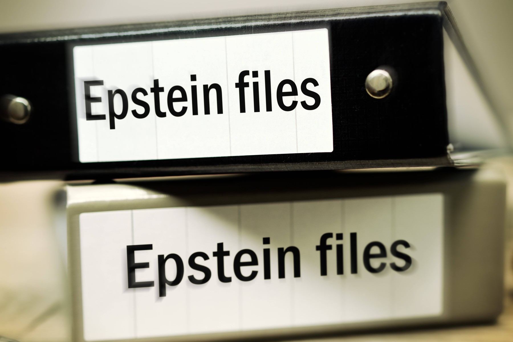 Publicarea dosarelor Epstein va fi amânată cu câteva săptămâni. Au fost găsite aproape un milion de alte documente care ar putea fi legate de abuzatorul sexual.