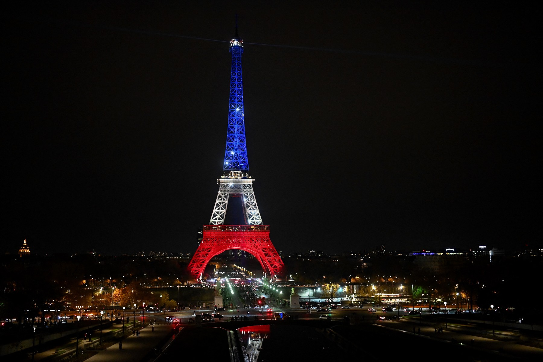 Lansarea de artificii în apropierea Turnului Eiffel a dus la zeci de arestări.