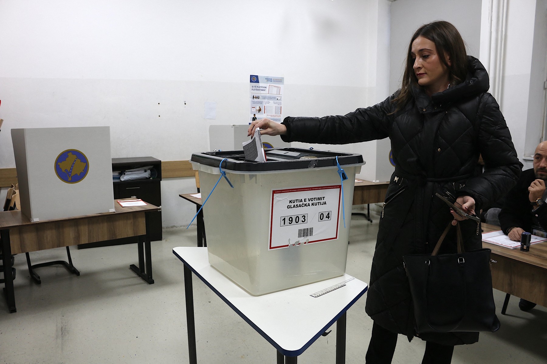 Alegeri anticipate: Aproape două milioane de cetățeni din Kosovo sunt așteptați la urne pentru a depăși impasul politic de un an.
