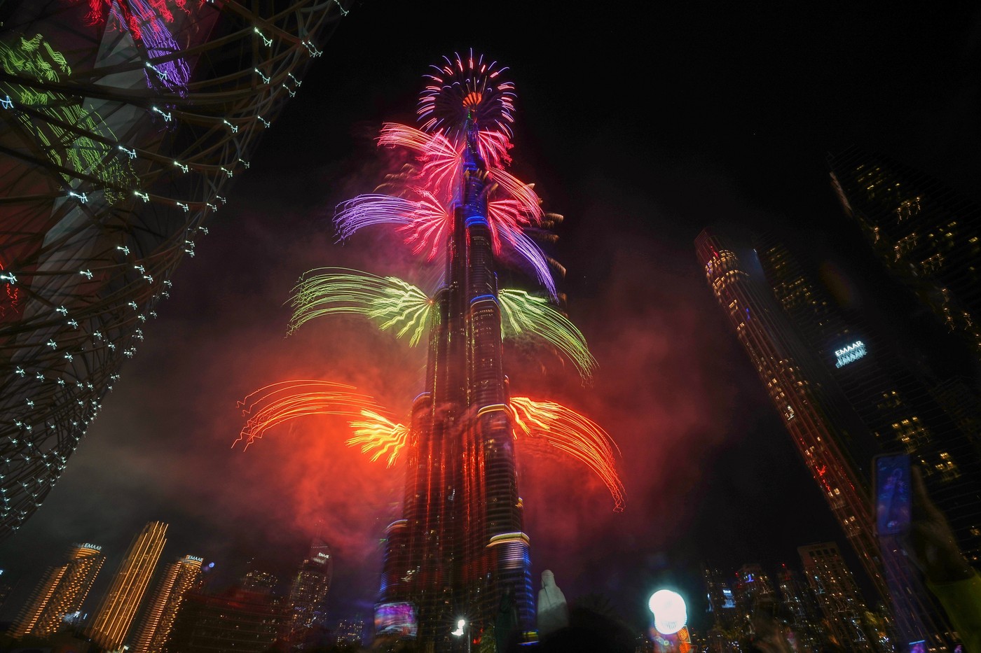 LIVE Lumea sărbătorește Anul Nou. Momente din țările care au trecut deja în 2026: Spectacol grandios cu lumini și artificii în Dubai, pe cea mai înaltă clădire din lume.