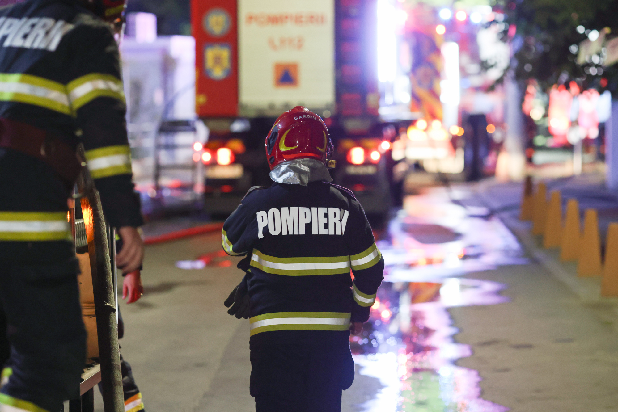 400 de intervenții ale pompierilor din București și Ilfov în 24 de ore, mai multe decât media obişnuită. Au avut loc 38 de incendii, unele dintre acestea în balcoanele blocurilor.