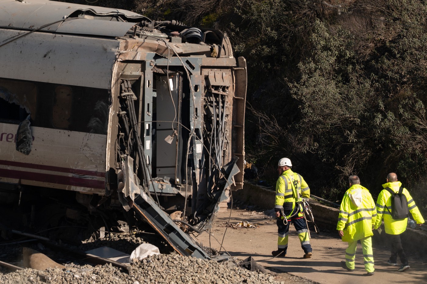 Un accident feroviar recent în Spania: Un tren a intrat într-un zid prăbușit pe calea ferată în Catalonia.