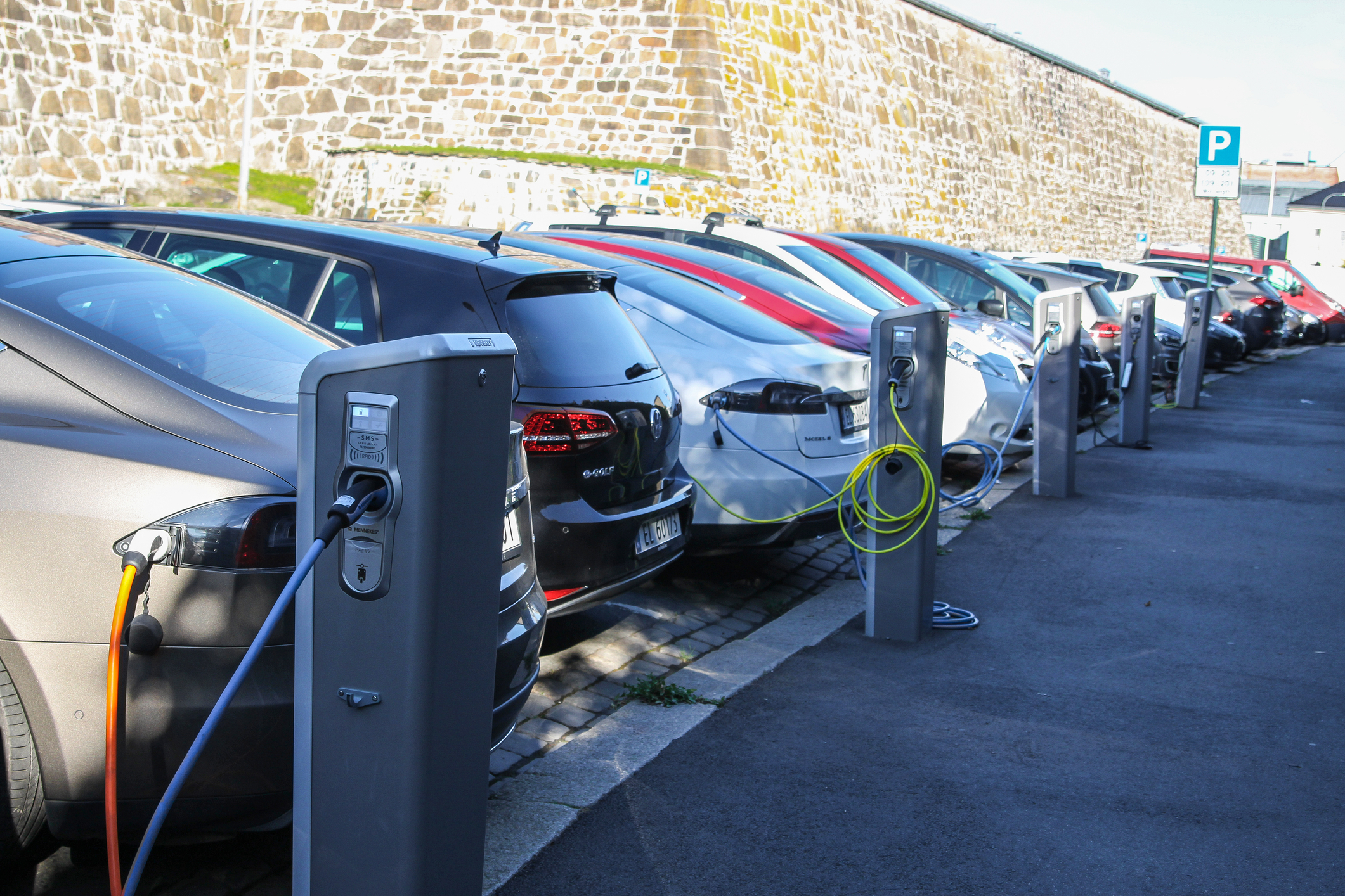 Cum a reușit o țară europeană să atingă 96% din vânzările de mașini noi electrice în 2025: „Mulți străini nu înțeleg, dar e vorba și de băț, nu numai de morcov”