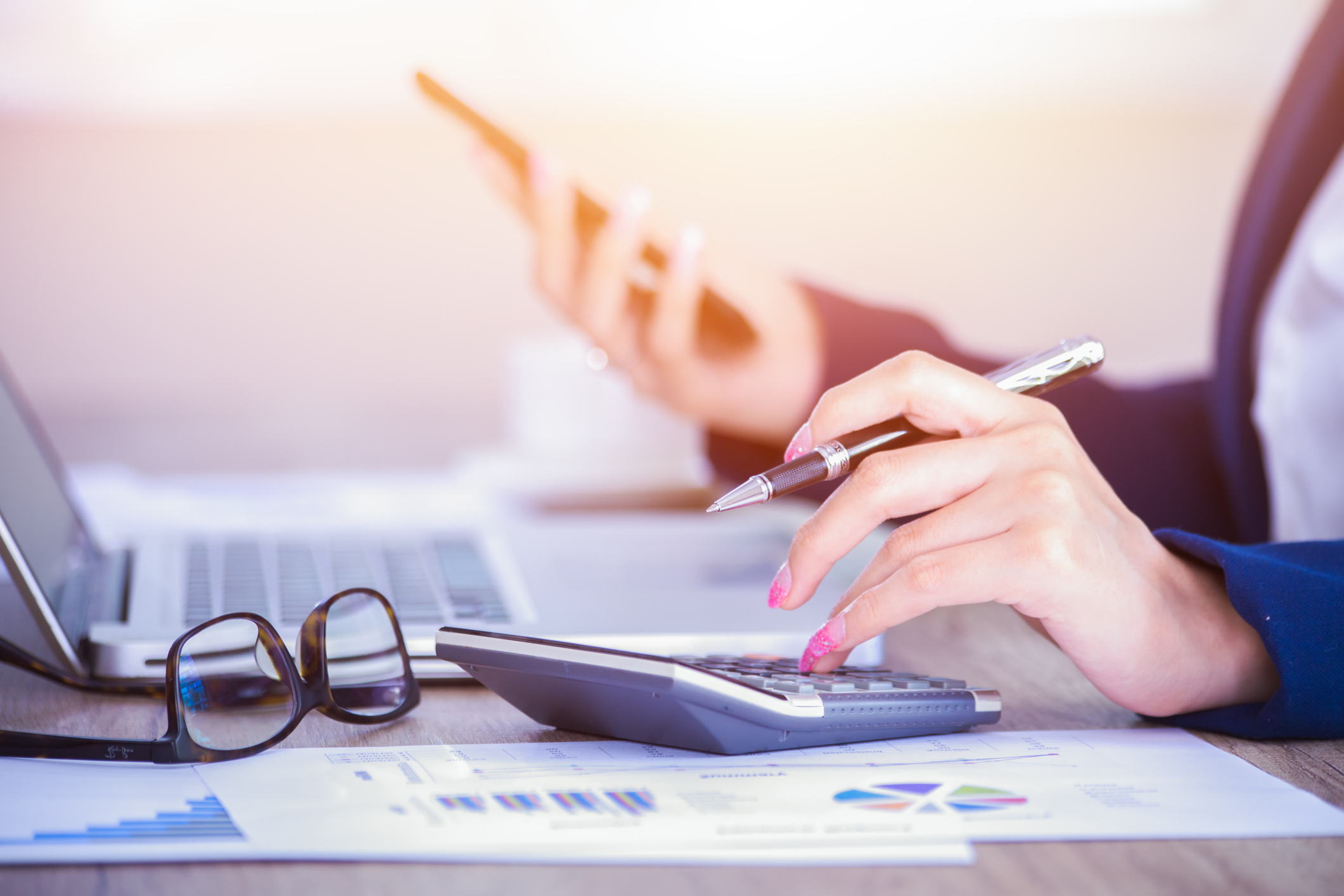 Nouă reglementare în Codul fiscal: companiile nu mai au posibilitatea de a deduce integral cheltuielile pentru servicii achitate către societăți afiliate din străinătate.