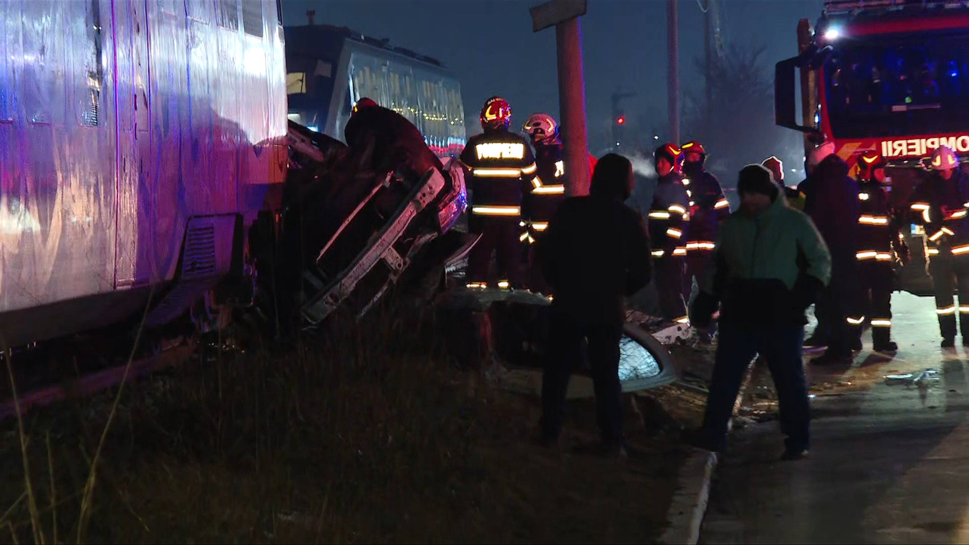 Accidentul în care o mașină este lovită de tren în Chiajna. Un bărbat a fost scos inconștient din vehicul.