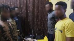 Ghana reține cetățeni nigerieni suspectați de conducerea unor rețele de criminalitate cibernetică.