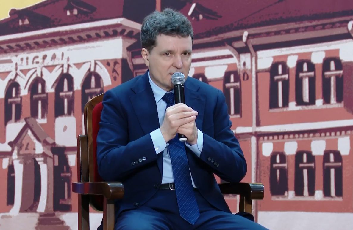 Provocare pentru Nicușor Dan. Cum poate convinge un elev de 18 ani să nu părăsească țara în doar cinci minute.
