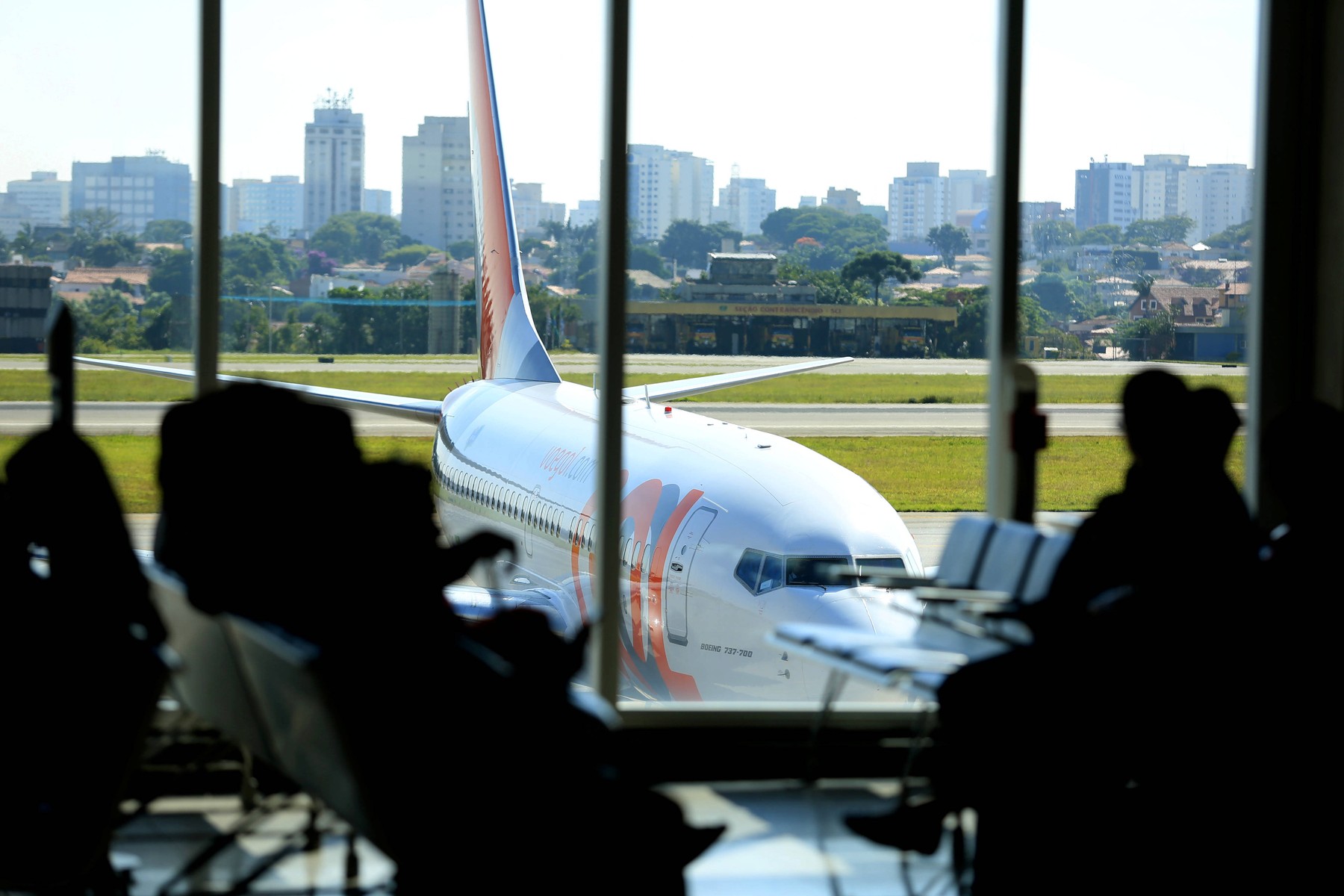 Un pilot a eșuat la două teste de alcoolemie după ce a fost îndepărtat din avion pe un important aeroport internațional. Canada solicită o anchetă oficială.