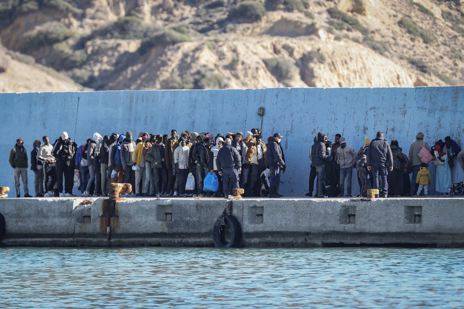 Grecia intenționează să își îndesească sancțiunile pentru migrația ilegală, incluzând pedeapsa cu închisoarea pe viață și expulzări imediate. Zeci de ONG-uri contestă inițiativa.