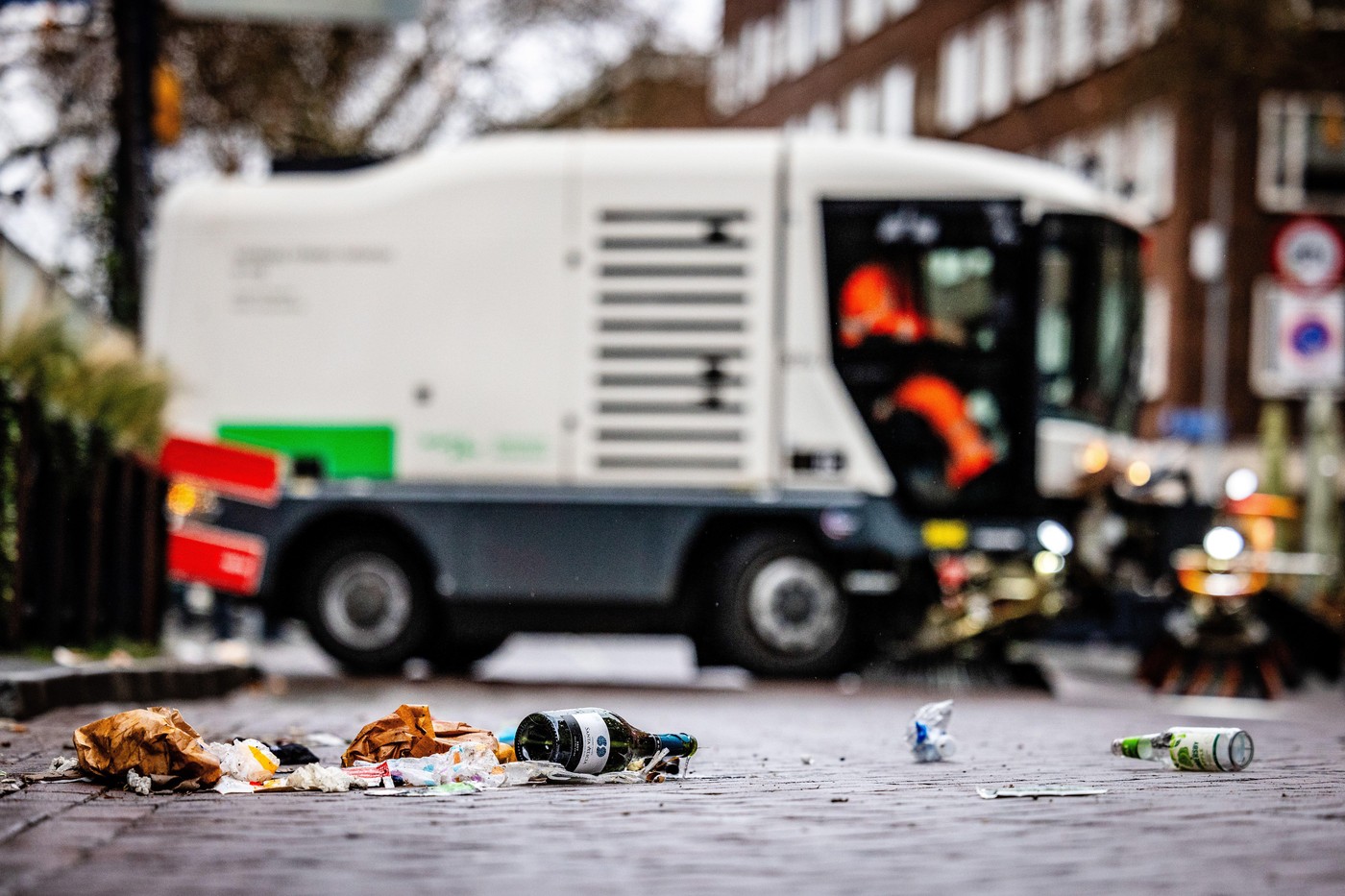 Violențe „fără precedent” de Anul Nou în Olanda. Atacuri asupra poliției și pompierilor; două victime și numeroși răniți în urma incidentelor cu artificii.